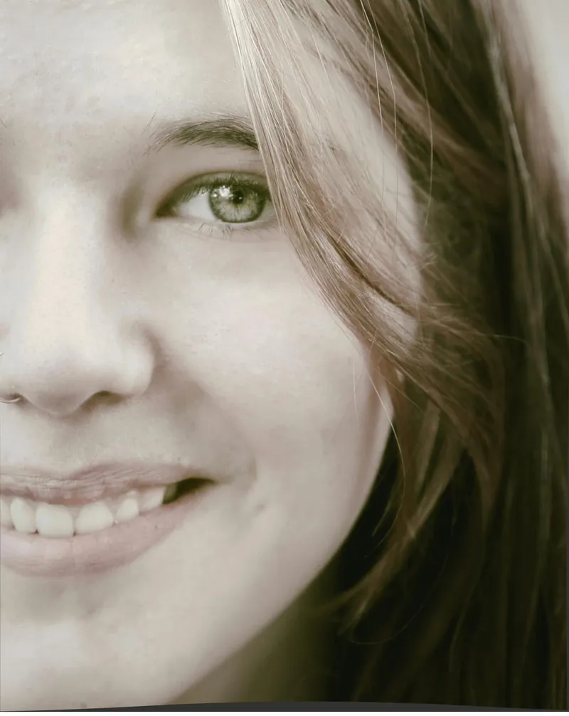 A soft smile with teeth and gums in proportion