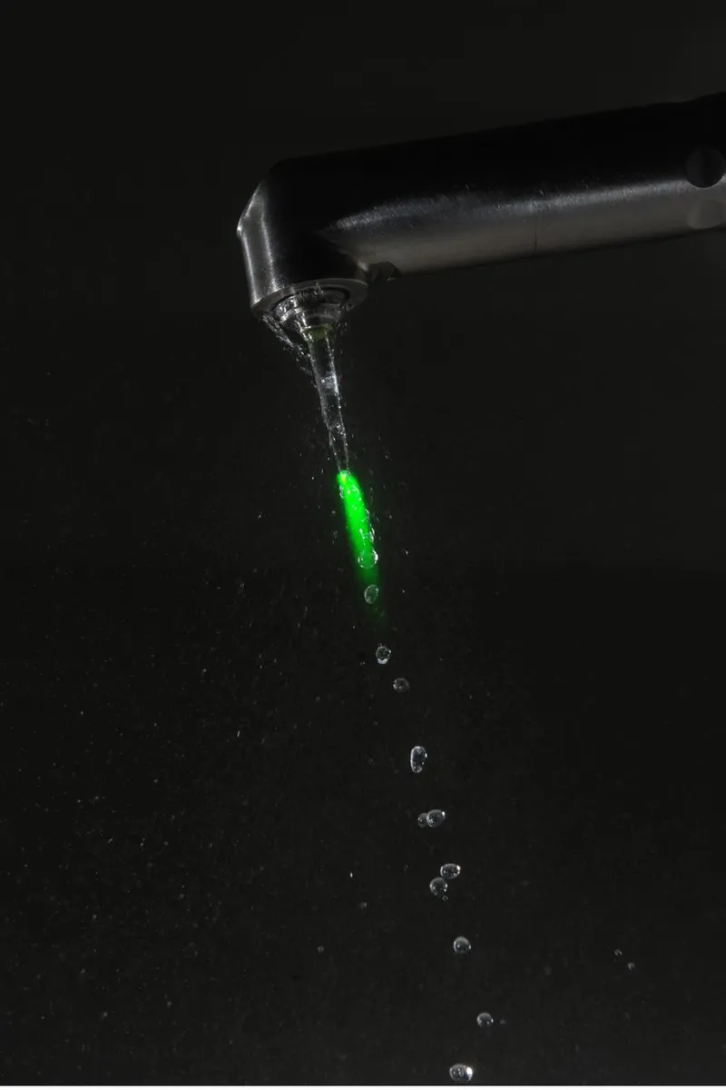 Illustration of a laser tip at the opening of a root canal, stirring the cleaning solution